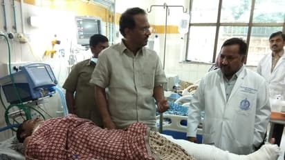 ప్రగతి నివేదన సభకు వస్తూ గాయపడిన కార్యకర్త: మంత్రి పరామర్శ