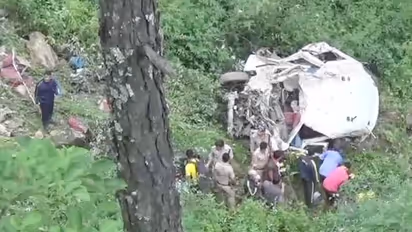 ఉత్తరాఖండ్లో లోయలో పడ్డ బస్సు.. 13 మంది దుర్మరణం