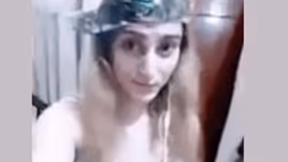 ఇండియన్ మ్యూజిక్ వింటూ సెల్ఫీ.. ఉద్యోగం పొగట్టుకున్న పాక్ యువతి