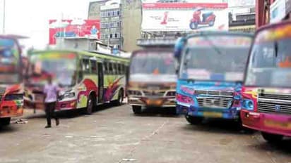 സ്റ്റോപ്പിൽ ബസ് നിർത്തിയില്ല; ചോദ്യം ചെയ്ത 65-കാരനെ 17-കാരൻ കണ്ടക്ടർ തലയ്ക്കടിച്ച് വീഴ്ത്തി, സംഭവം കൊല്ലത്ത്