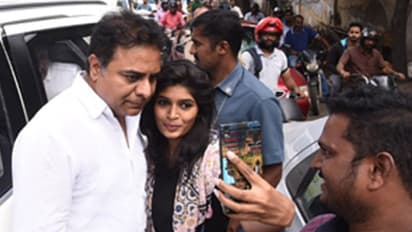 కామన్ మ్యాన్లా కేటీఆర్: కారు ఆపేసీ సెల్పీలు