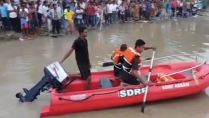 బోటు మునక: మధులత కన్నీరుమున్నీరు, బయటపడినవారు వీరే..