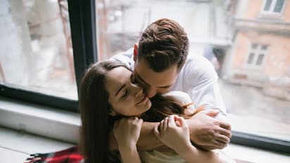 പാട്ട് കേള്ക്കുന്നതും കെട്ടിപ്പിടിക്കുന്നതുമെല്ലാം ഹൃദയത്തിന് നല്ലത്! എങ്ങനെയെന്നറിയാം...