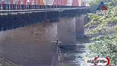 പ്രളയക്കെടുതി: പത്തനംതിട്ട കോഴഞ്ചേരി പാലത്തില് വിള്ളൽ