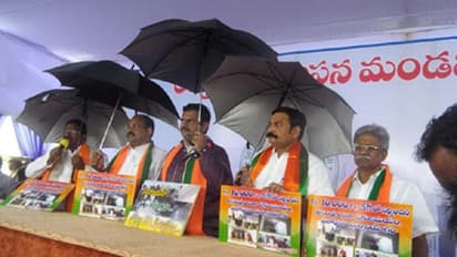 ఏపీ అసెంబ్లీ: సభలోకి గొడుగులు తెచ్చుకున్న బీజేపీ ఎమ్మెల్యేలు.. వర్షం లీకవుతుందట