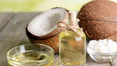 വെളിച്ചെണ്ണ വിഷമോ? അഭിപ്രായം പറഞ്ഞ യുഎസ് പ്രൊഫസര് വെട്ടില്