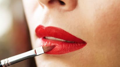లిప్ స్టిక్ షేడ్ ఏది వాడాలో క్లారిటీ లేదా..? వీళ్లని ఫాలో అయిపోండి..!