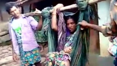 కర్రకు కట్టి గర్భిణీ ఆస్పత్రికి తరలింపు.. మార్గమధ్యలో ప్రసవం