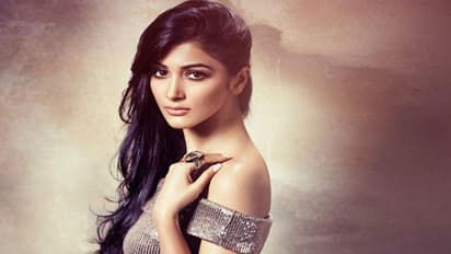 హరికృష్ణ మరణంతో హీరోయిన్ కష్టాలు!