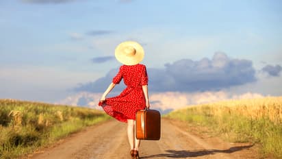 ഒറ്റയ്ക്ക് യാത്ര ചെയ്യുന്ന സ്ത്രീകള്‍ ശ്രദ്ധിക്കേണ്ട 10 കാര്യങ്ങള്‍