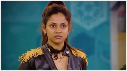 ஐஸ்வர்யா தான் பிக்பாஸ் வீட்டை விட்டு வெளியேறுகிறாரா? வெளியான அதிர்ச்சி புகைப்படம்!