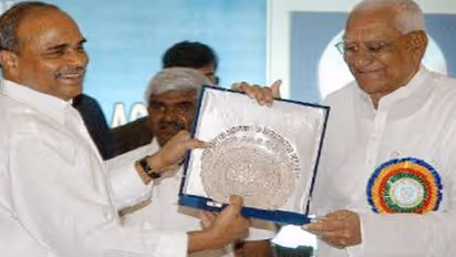 టీఆర్ఎస్కు మరో షాక్: కాంగ్రెస్ గూటికి మాజీ మంత్రి రత్నాకర్ రావు