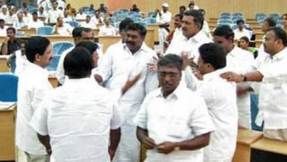 మంత్రుల కుర్చీల్లో వైసీపీ ఎమ్మెల్యేలు.. వెళ్లిపోయిన సోమిరెడ్డి