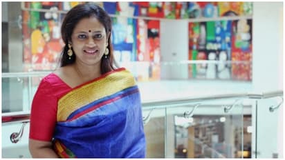 இளையராஜாவிடம் சேர் வாங்ககூட காசில்லையா? லட்சுமி ராமகிருஷ்ணன் தரையில் அமர்ந்திருந்த போட்டோவால் வெடித்த சர்ச்சை