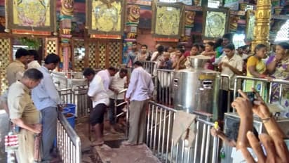 దుర్గమ్మ గర్భగుడిలో పాము.. భయాందోళనలో భక్తులు