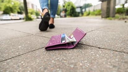 പഴ്സ് നഷ്ടപ്പെട്ടപ്പോള് സഹായം തേടിയ വിദേശ വനിതയെ അക്ഷരാര്ത്ഥത്തില് ഞെട്ടിച്ച് ദുബായ് പൊലീസ്