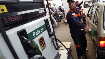 ಸುಳ್ಸುದ್ಧಿ: ಪೆಟ್ರೋಲ್‌ಗೆ ಆಧಾರ್ ಕಡ್ಡಾಯ; 10 ಲೀ.ಗಿಂತ ಹೆಚ್ಚು ಹಾಕಿಸಿದವ್ರ ಮೇಲೆ ಐಟಿ ನಿಗಾ