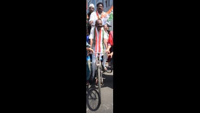 ఏపీ బంద్ : ఎడ్లబండిపై రఘువీరారెడ్డి(ఫోటోలు)