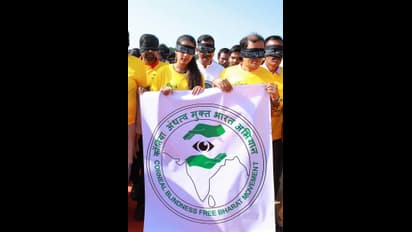 కళ్లకు గంతలు కట్టుకొని 2కే వాక్ (ఫోటోలు)