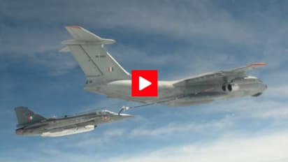 പറക്കലിനിടെ ഇന്ധനം നിറച്ച് ചരിത്രം കുറിച്ച് തേജസ്; ലോകരാജ്യങ്ങള്ക്ക് മുമ്പില് തലയുയര്ത്തി ഇന്ത്യ