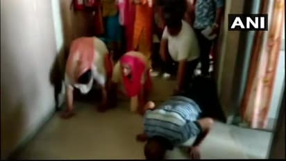 कांगड़ा बस हादसा: अपने नौनिहालों को खो चुके परिजन घुटनों के बल पहुंचे इंसाफ मांगने