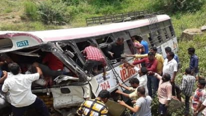 పోలీస్ వాహనం ఢీకొని దంపతుల మృతి... 60మందికి తప్పిన ప్రమాదం