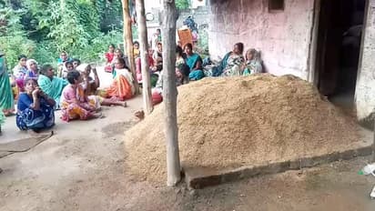 కొండగట్టు విషాదం: ఐస్బాక్స్లో శవాన్ని పెట్టేందుకు డబ్బులు లేక.. ఐస్గడ్డలపై వరిపొట్టు పోసి