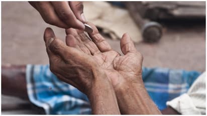 ആഡംബര കാറിലെത്തി ഭിക്ഷാടനം; വന് തുകയുമായി യുവതി അബുദാബിയില് പിടിയില്