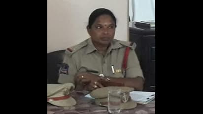 లంచం తీసుకుంటూ..పట్టుబడిన మహిళా ఎస్ఐ