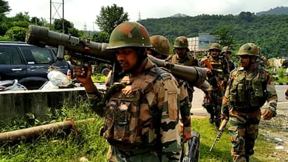 जम्मू में पुलिस और सीआरपीएफ के चेकपोस्ट पर आतंकी हमला