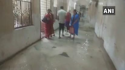 హైదరాబాద్ లో భారీ వర్షం: రోడ్ల మీద నరకం