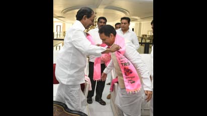 వందేళ్ల అనుబంధాన్ని వదిలి టీఆర్ఎస్ లో చేరా:మాజీ స్పీకర్ సురేష్ రెడ్డి