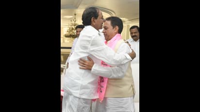 కేసిఆర్ తో ఆలింగనం, టీఆర్ఎస్ లోకి సురేష్ రెడ్డి (ఫోటోలు)