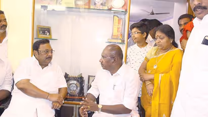 அரசியல் வட்டாரத்தில் பரபரப்பு..!! அமைச்சர் செல்லூர் ராஜூ - மு.க.அழகிரி திடீர் சந்திப்பு!