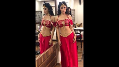 रेड हॉट मौनी ने उड़ाए सबके होश, देखते रह जाएंगे तस्वीरें