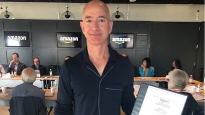 പൈജാമയും സ്ലിപ്പറുമിട്ട് ബോര്ഡ് മീറ്റിംഗിനെത്തി ലോകത്തിലെ ഏറ്റവും വലിയ പണക്കാരന്; കാരണമിതാണ്...