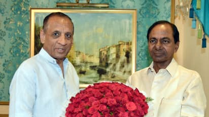 గవర్నర్ ను కలిసిన కేసీఆర్
