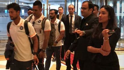 തുടക്കം മധുരതരം; ദുബായില് ഇന്ത്യന് ടീമിന് ഗംഭീര വരവേല്പ്- വീഡിയോ