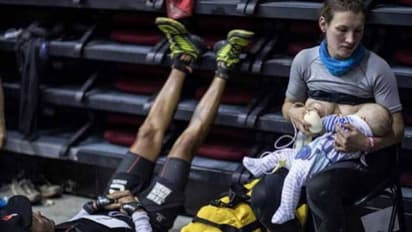 മാരത്തണ് മത്സരത്തിനിടെ കുഞ്ഞിനു പാലൂട്ടുന്ന അമ്മയുടെ ചിത്രം വൈറലാകുന്നു