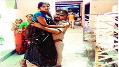 ಗರ್ಭಿಣಿ ಹೊತ್ತು ಓಡಿದ ಪೊಲೀಸ್: ಮುದ್ದು ಮಗುವಿನ ನಗು ಕ್ಲಾಸ್!