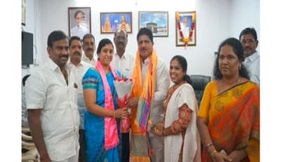 టీఆర్ఎస్ పార్టీ కండువా కప్పుకున్న ప్రముఖ సినీనటి