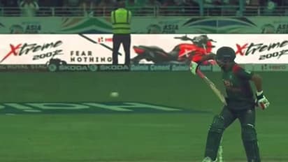 കൈക്കുഴ പൊട്ടിയിട്ടും ഒറ്റകൈയില് ബാറ്റേന്തി; ആരാധകരുടെ കണ്ണുനിറച്ച് തമീം ഇക്ബാല്- വീഡിയോ