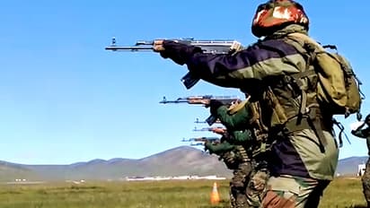 সন্ত্রাস দমনে কড়া পদক্ষেপ নিতে কাশ্মীরে ১০,০০০ সেনা মোতায়েন করল কেন্দ্র