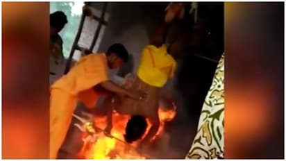 நெருப்பில் தொங்கவிட்டு மாற்றுதிறனாளியை கொடுமைப்படுத்தும் அதிர்ச்சி சம்பவம்..!