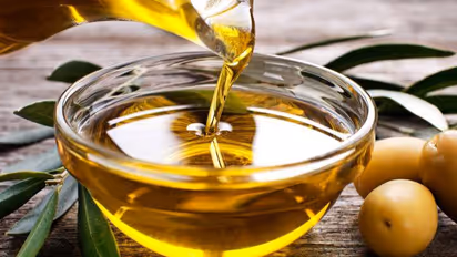 ഒലീവ് ഓയില് മുഖത്ത് പുരട്ടുന്നതിന്റെ ഗുണങ്ങള്