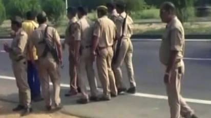 ദുരഭിമാനക്കൊലയെന്ന് സംശയം; പെണ്കുട്ടിയുടെ ശവസംസ്കാരം പൊലീസ് തടഞ്ഞു