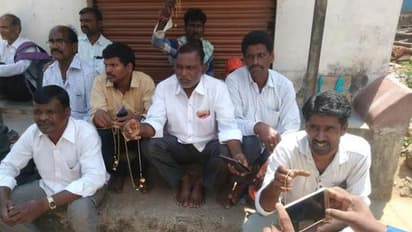 తాళి,మెట్టెలు తీసేసి పరీక్షకు భార్యలు.. భర్తల నిరసన