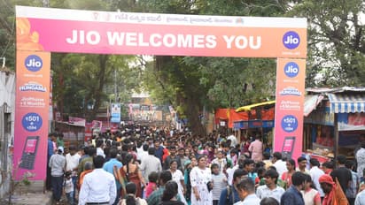 ఖైరతాబాద్ గణేశుడి వద్ద భక్తుల కోలాహలం (ఫొటోలు)