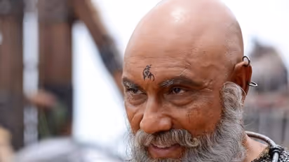 65 வயதிலும் இளம் ஹீரோவுக்கு டப் கொடுக்கும் சத்யராஜ்... படவிழா மேடையில் புரட்சித் தமிழன் போட்ட ஆட்டத்த நீங்களே பாருங்க...!