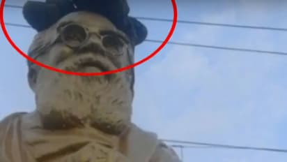 தமிழகத்தில் பதற்றம்... பெரியார் சிலையில் செருப்பு வைத்து அவமரியாதை!